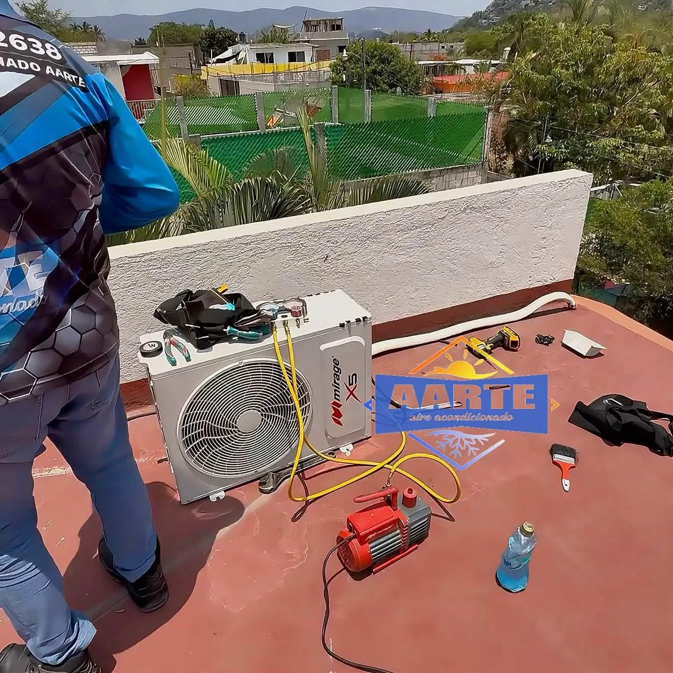 Unidad condensadora Mirage durante instalación