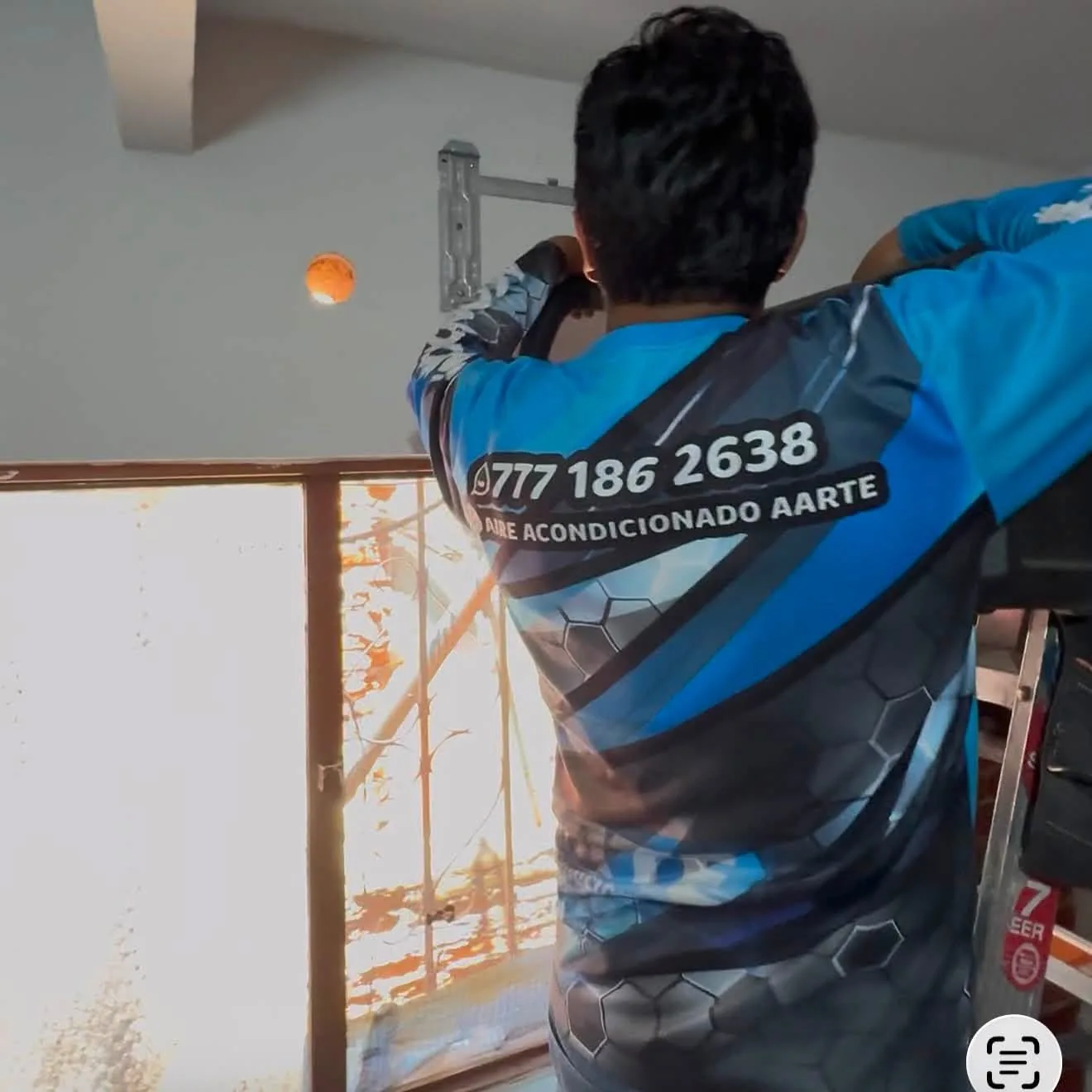 Técnico de AARTE realizando instalación de aire acondicionado